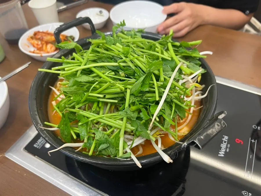 샤브 고기와 야채 접시