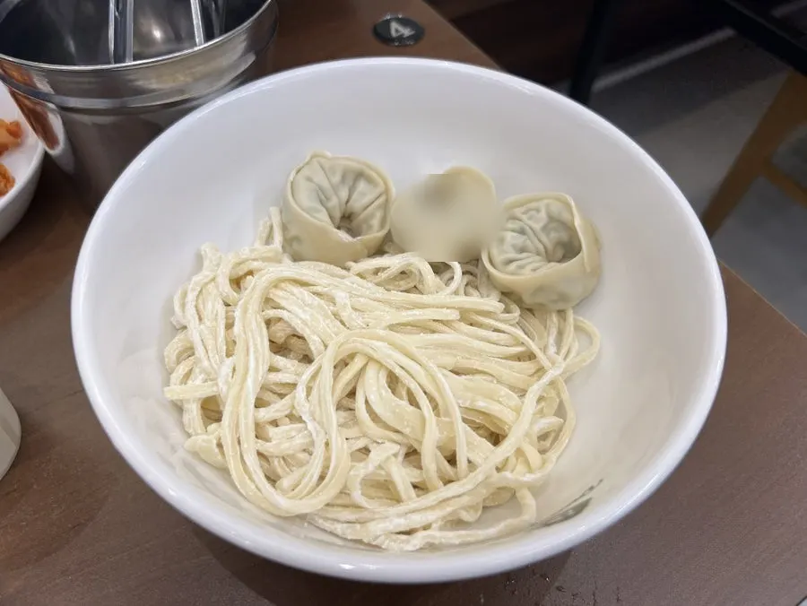 만두사리와 칼국수 사리 접시
