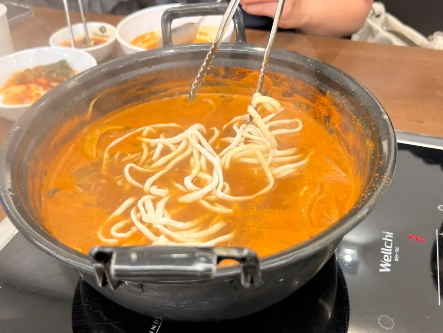 국물에 넣은 칼국수 사리