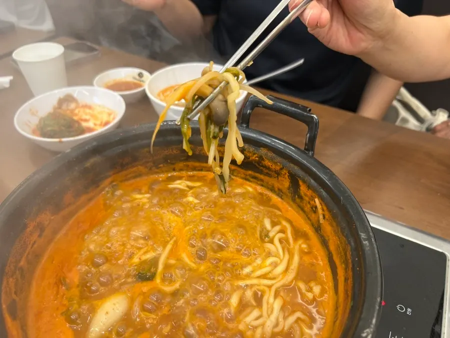 칼국수를 넣어 끓이는 샤브 냄비
