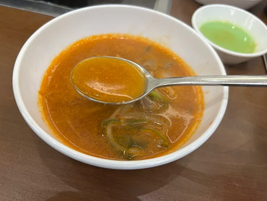 얼큰한 국물이 밴 칼국수 면