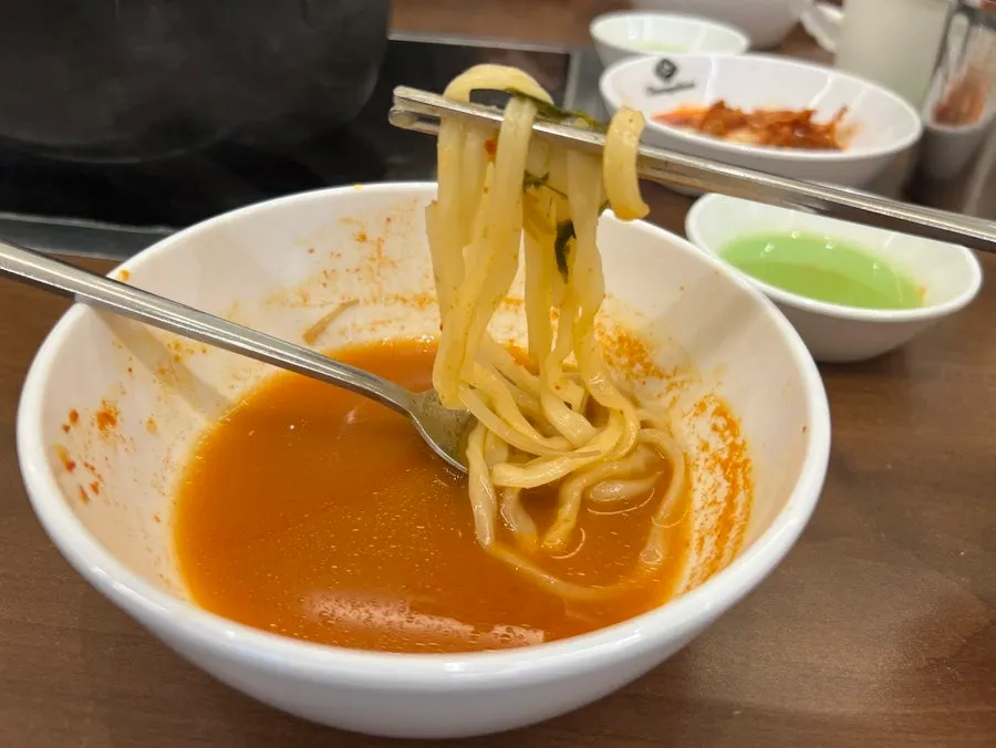 만두사리와 칼국수를 함께 담은 그릇