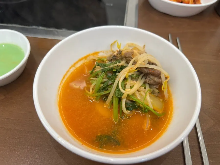 식사 마무리 단계의 테이블