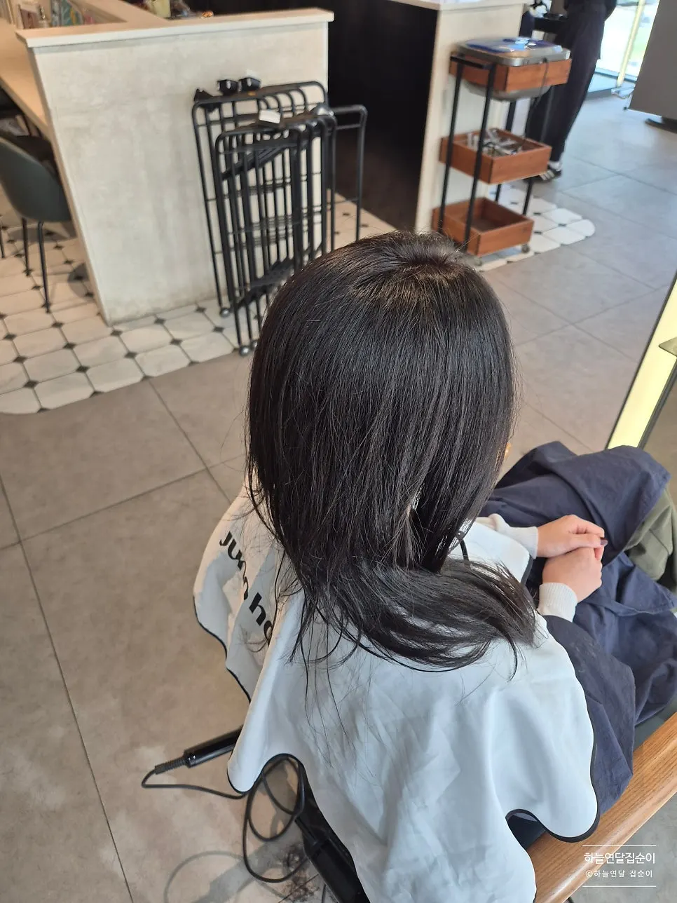 기존 모발과 자연스럽게 이어진 뿌리 컬러