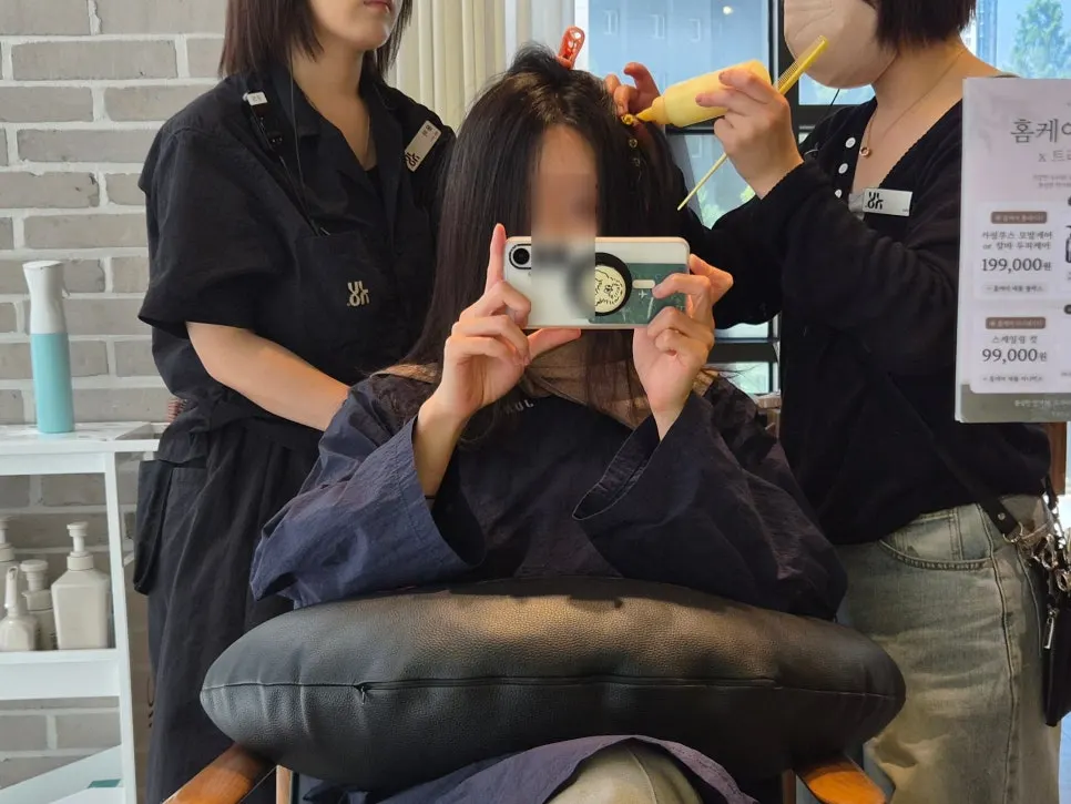 뿌리매직 약 도포와 옆볼륨펌 진행 중