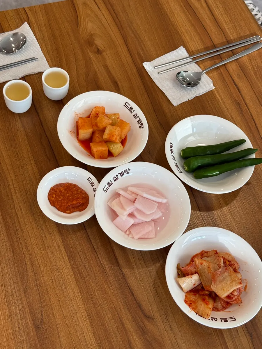 김치와 깍두기, 쌈장 등 기본찬 한 상