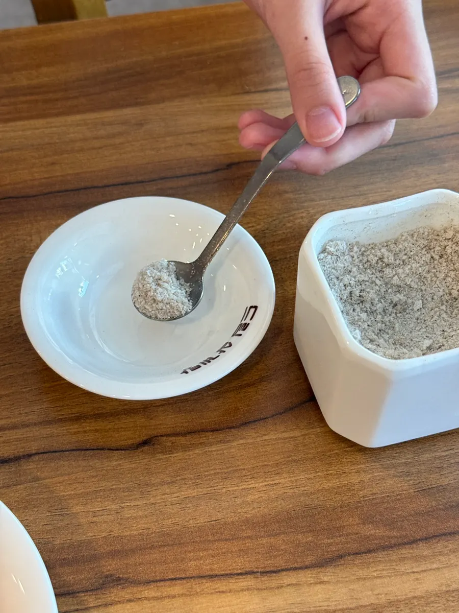 삼계탕 고기용으로 준비된 소금