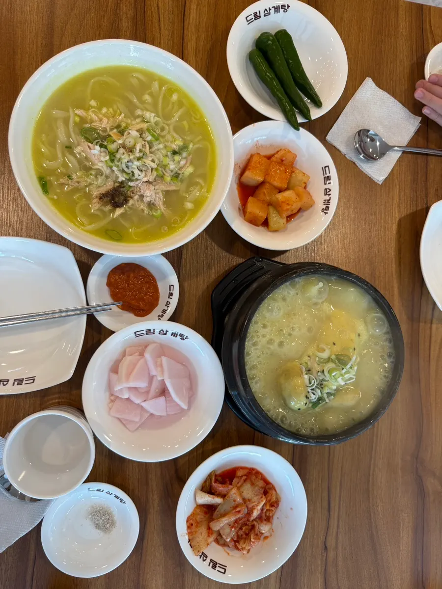 드림삼계탕과 닭칼국수를 함께 차린 테이블