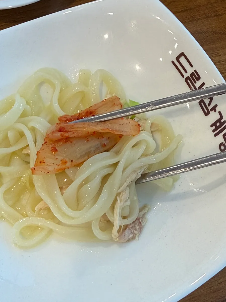 닭고기와 대파가 듬뿍 올라간 닭칼국수
