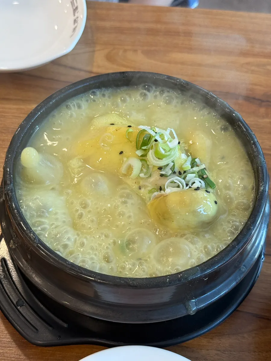 팔팔 끓는 상태로 나온 드림삼계탕