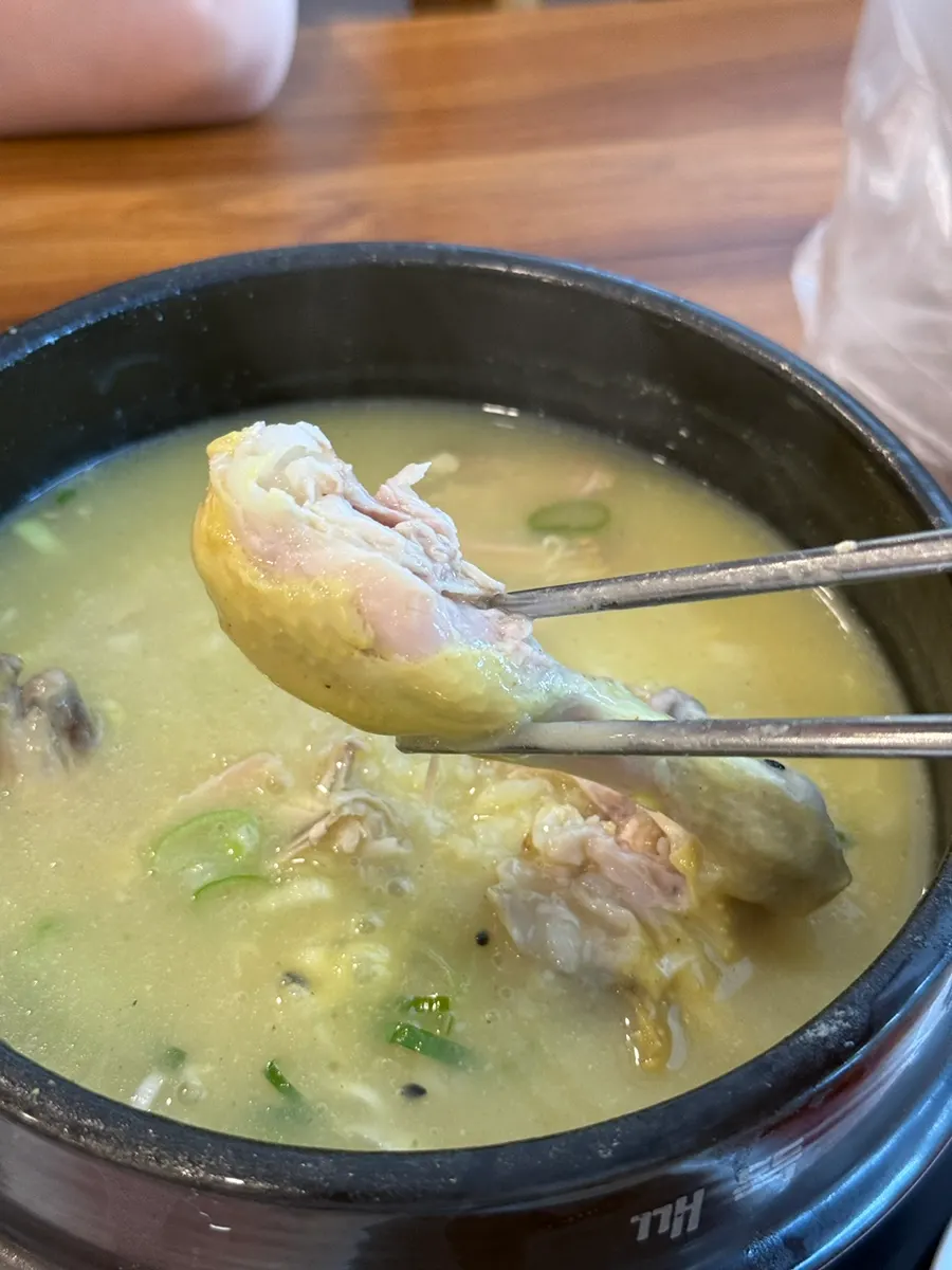 젓가락으로 발라지는 부드러운 닭고기