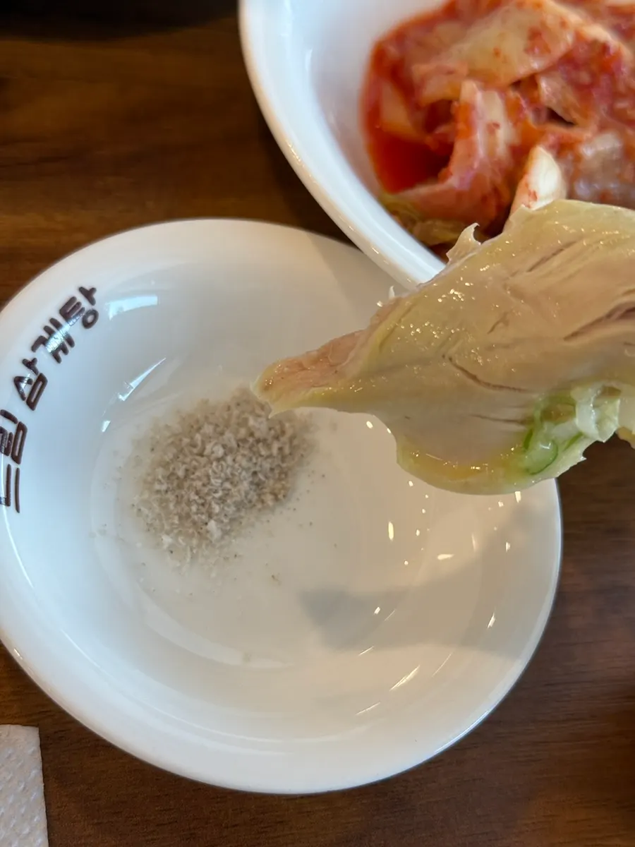 큼직하게 들어올린 삼계탕 닭다리