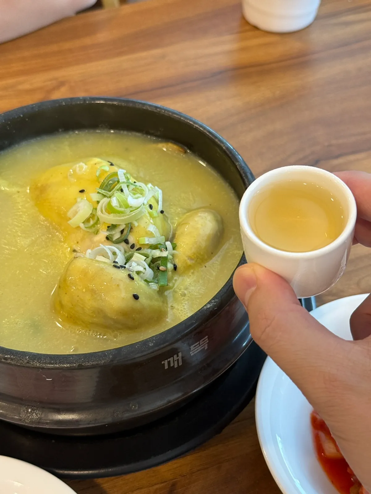 소금에 찍어 먹는 삼계탕 닭고기와 인삼주