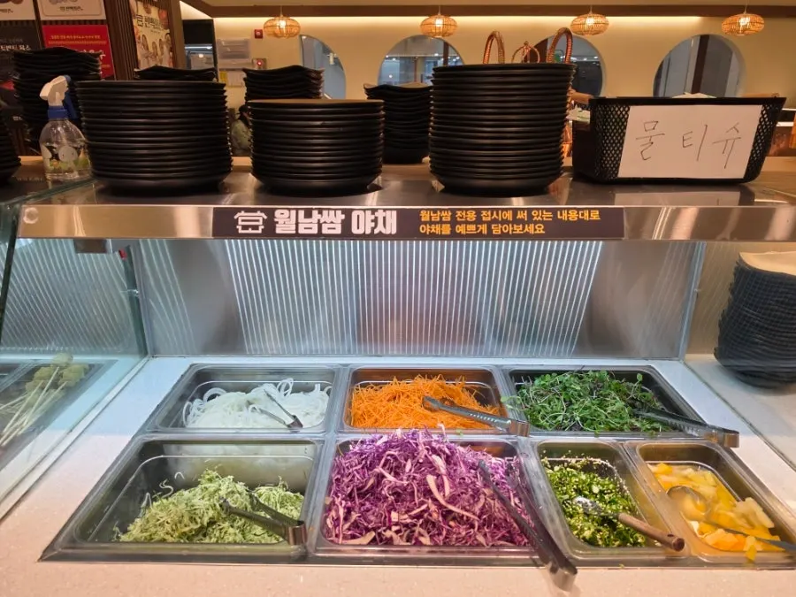 Side dishes and accompaniments brought from the self-bar