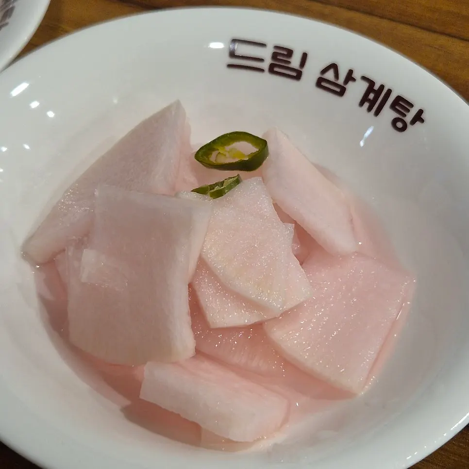 직접 담근 김치가 담긴 반찬 그릇