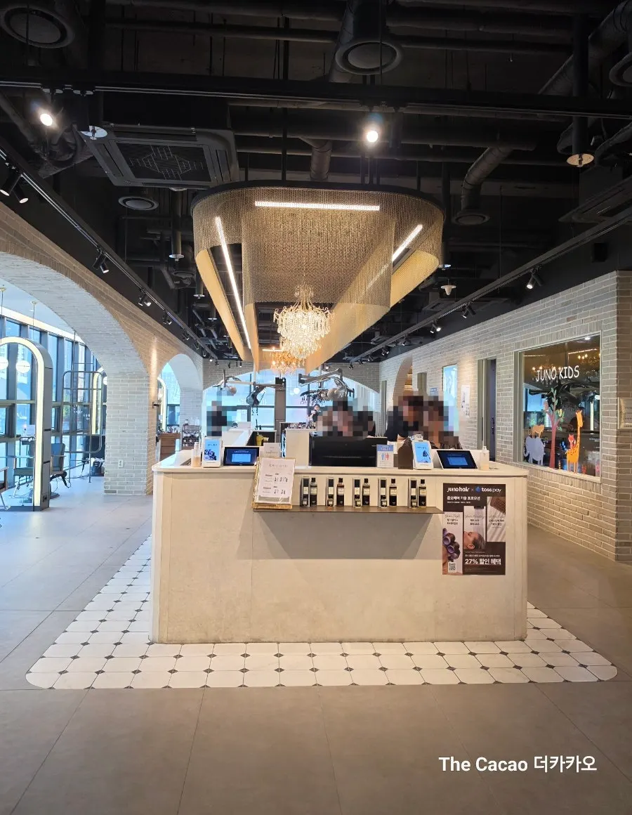Lounge inside Juno Hair Dongtan SRT Station Branch