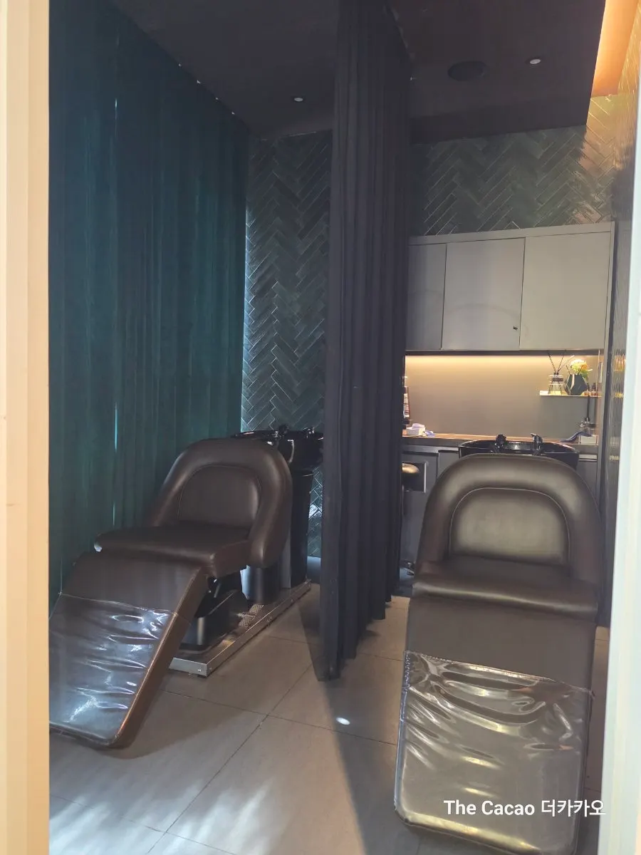 Spa room with Verspa shampoo chairs