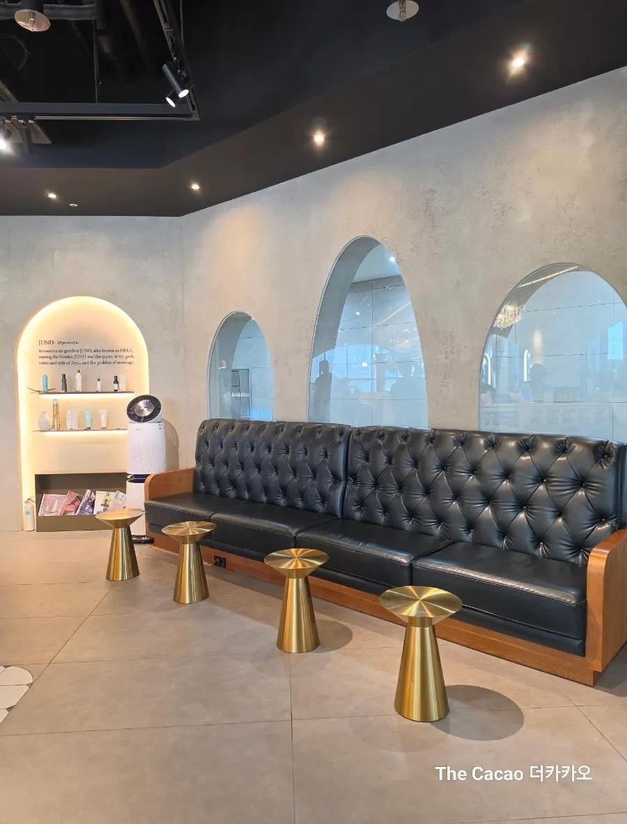 Waiting sofa with tall backrests