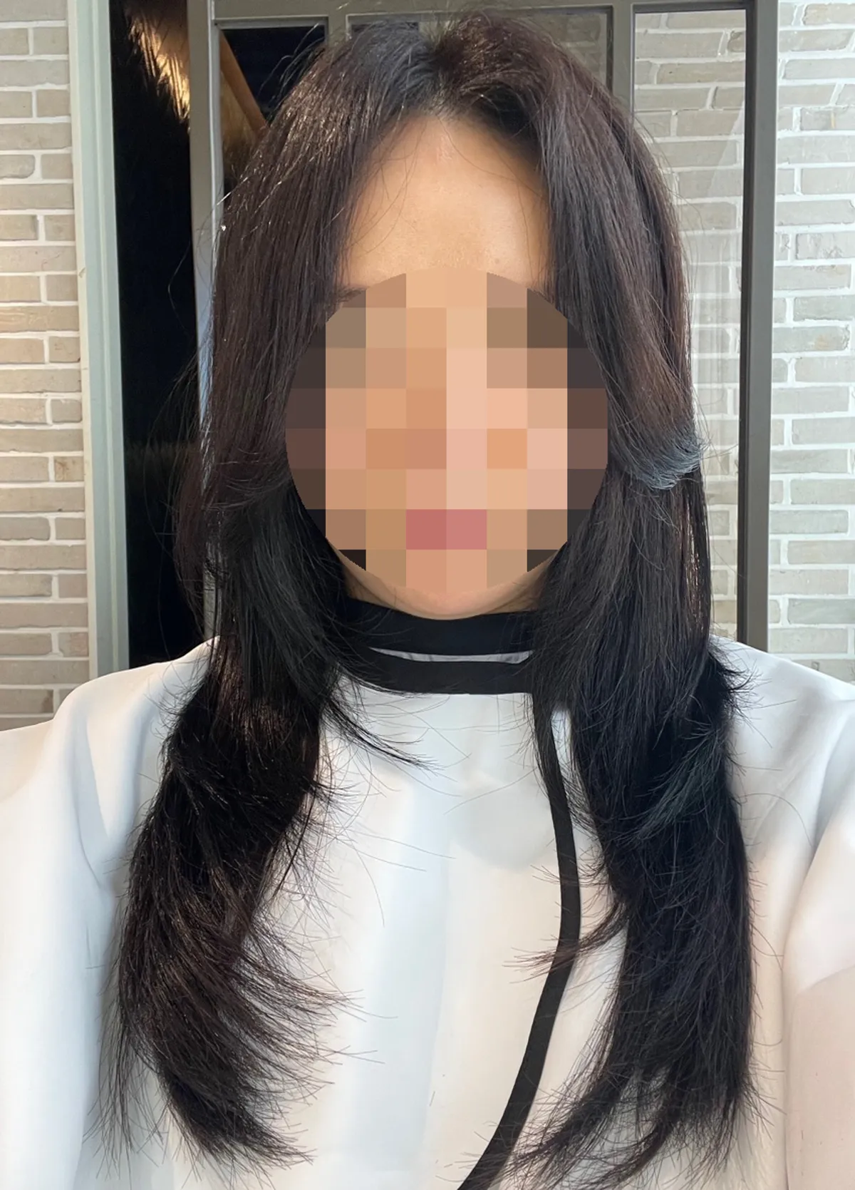 톤다운 염색과 레이어드컷을 마친 반곱슬 긴 머리