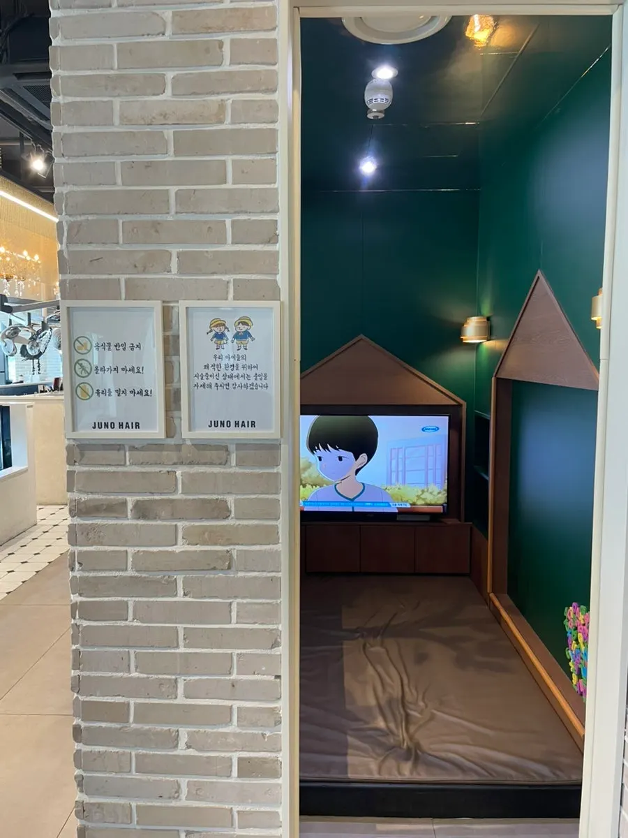 여유롭게 배치된 준오헤어 동탄SRT역점 시술 좌석