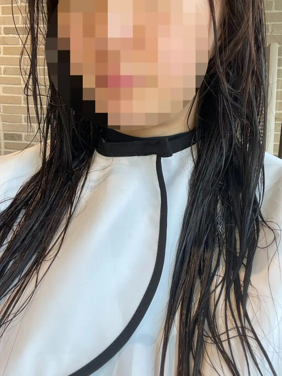 용 디자이너와 머리 상태를 확인하는 상담 장면