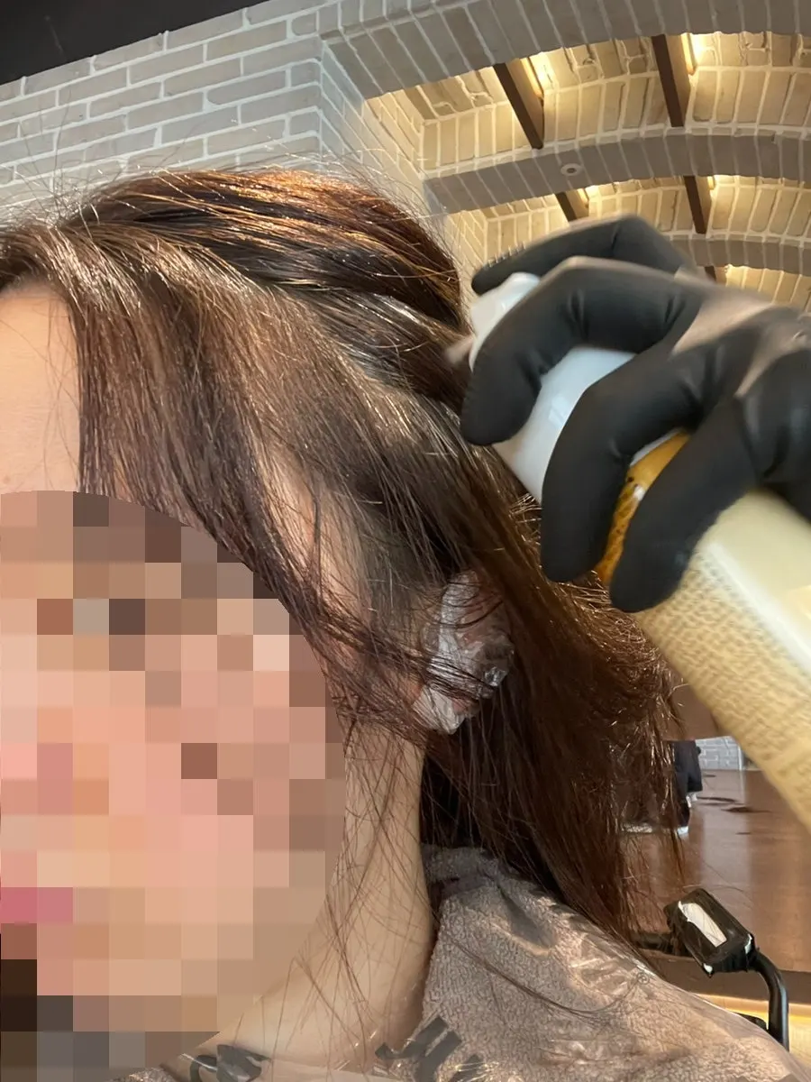 레이어드 커트를 진행하는 시술 모습