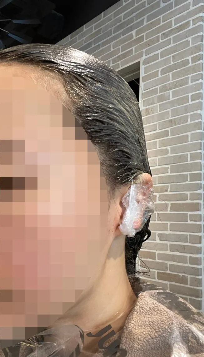 염색약을 도포한 긴 머리 뒷모습
