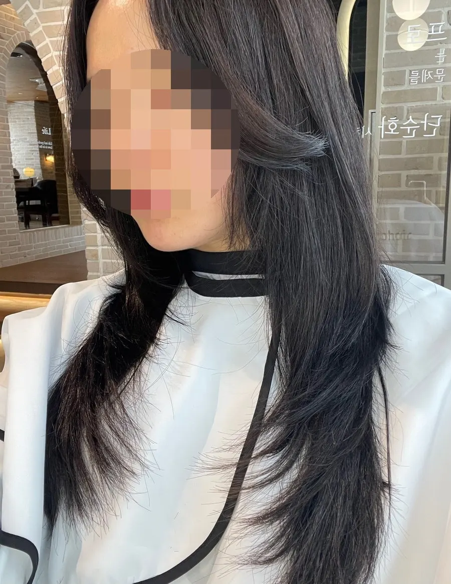 톤다운된 머리 색과 레이어드컷 뒷모습
