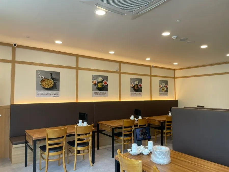 테이블 간격이 여유 있는 매장 좌석