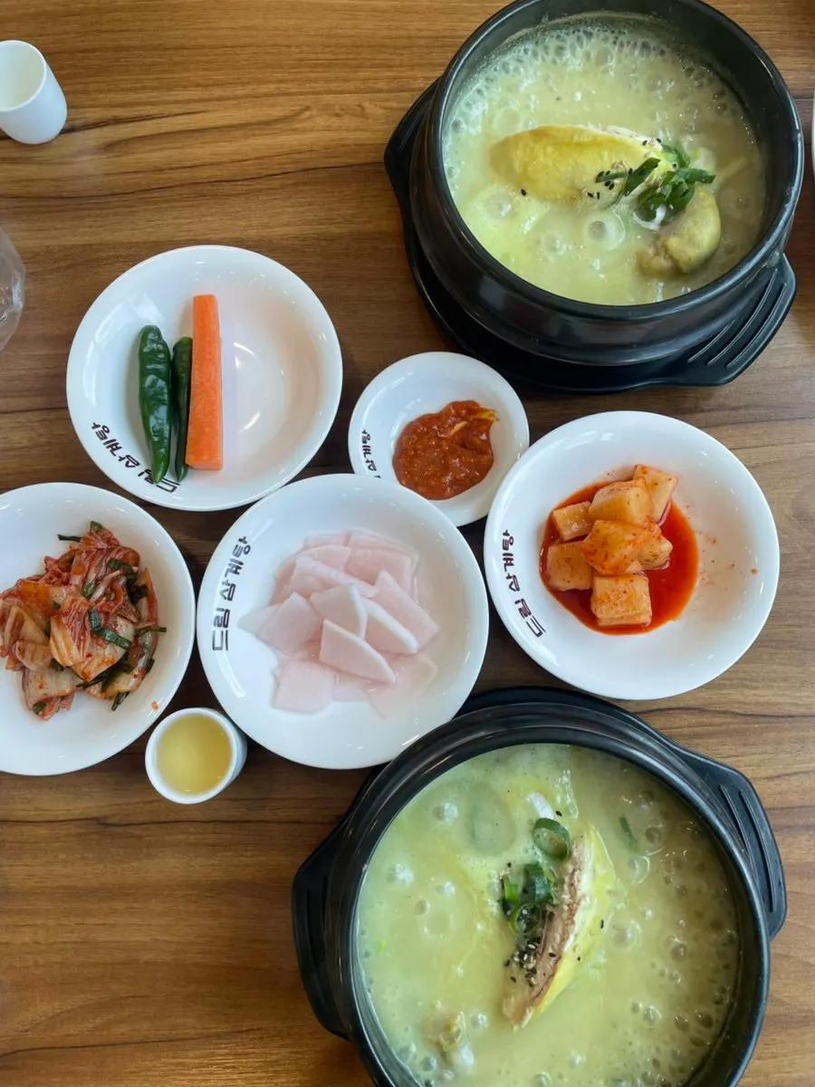 뚝배기에서 끓고 있는 반계탕
