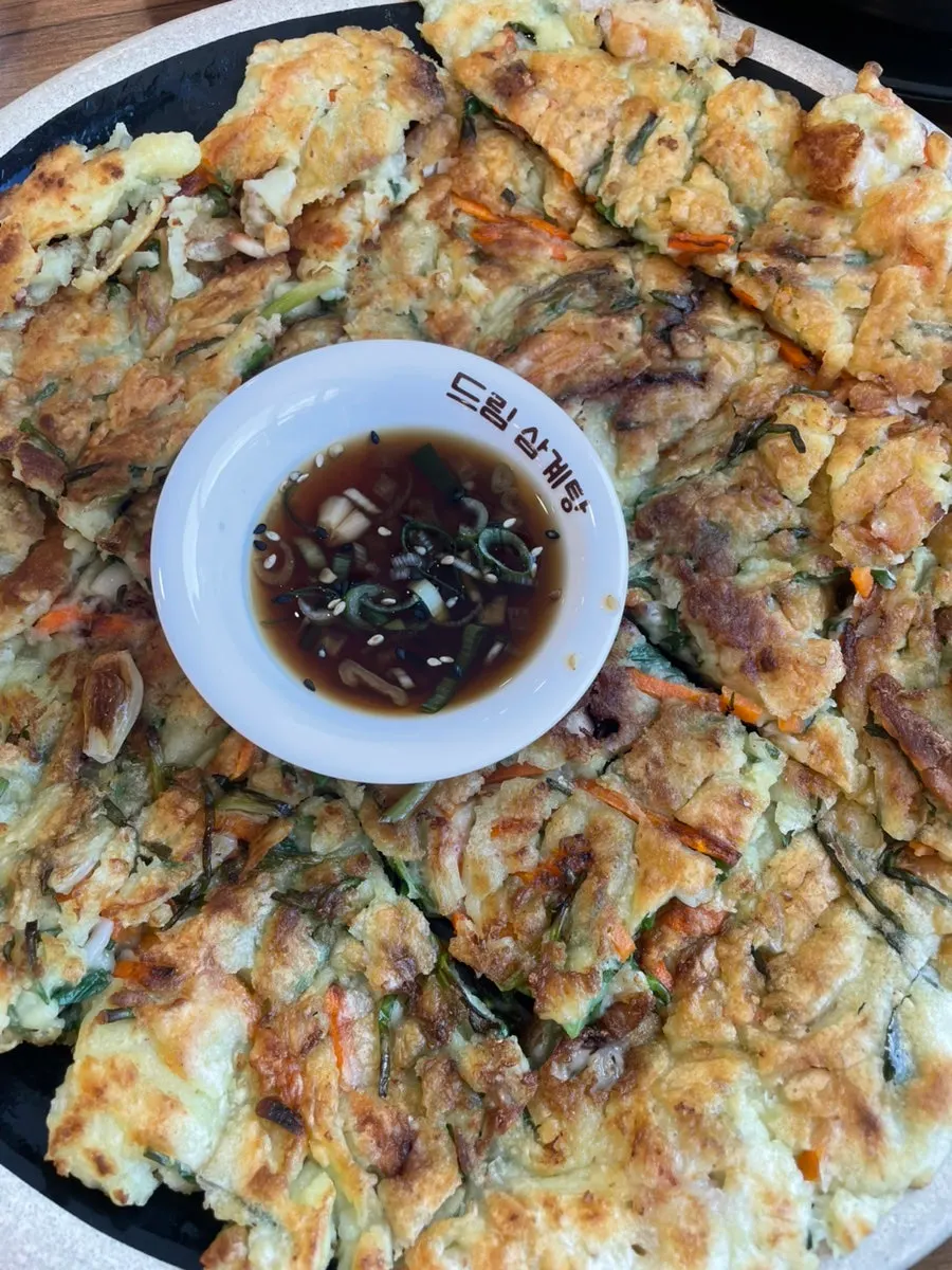 노릇하게 구워진 해물파전 한 접시