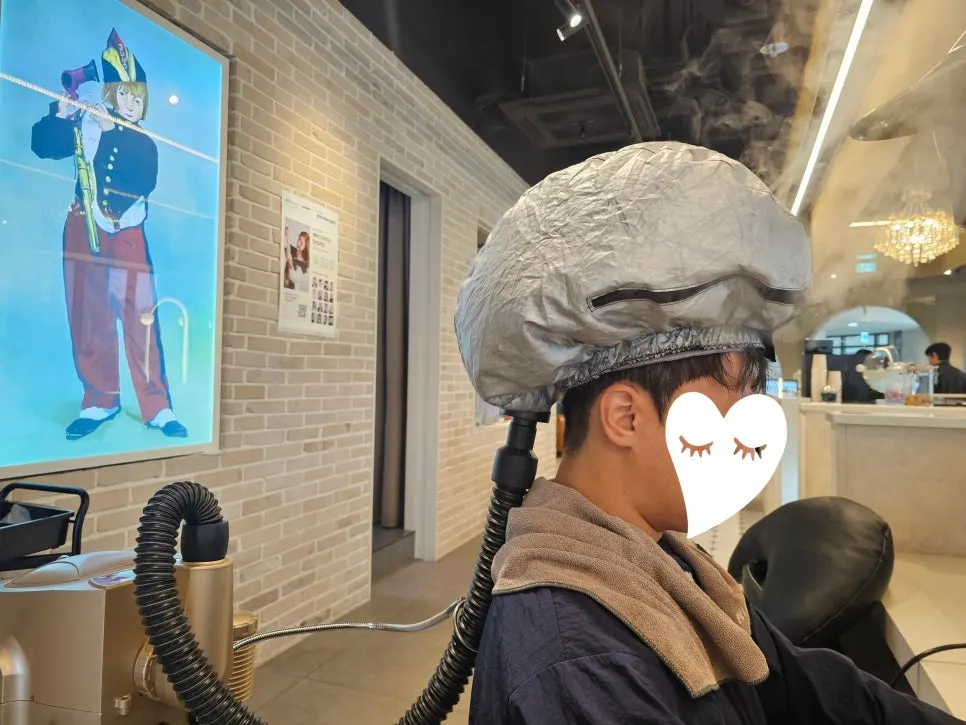 A bread-hat-shaped scalp steam device