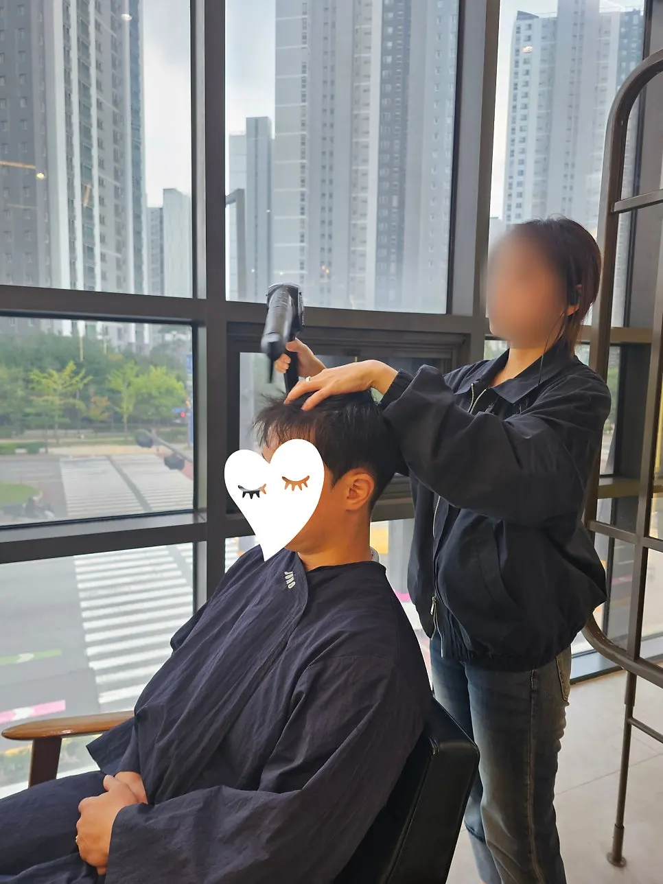 Shaping the hairstyle during the blow-dry