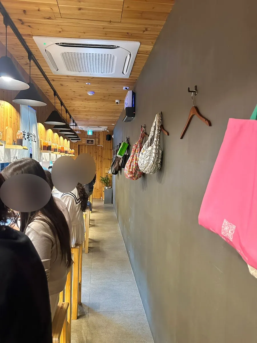 우드톤 인테리어와 오픈주방