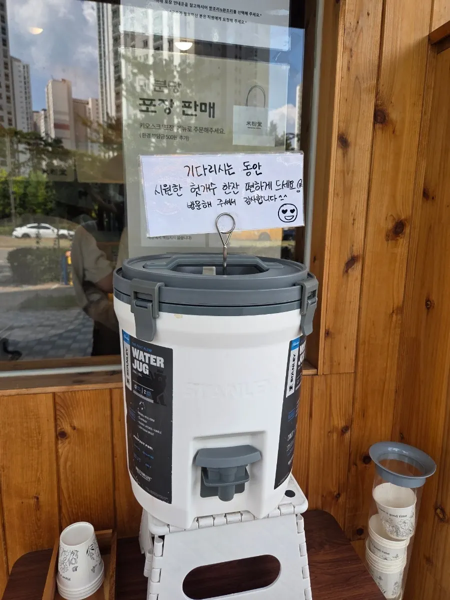 Hot jujube tea prepared for waiting customers