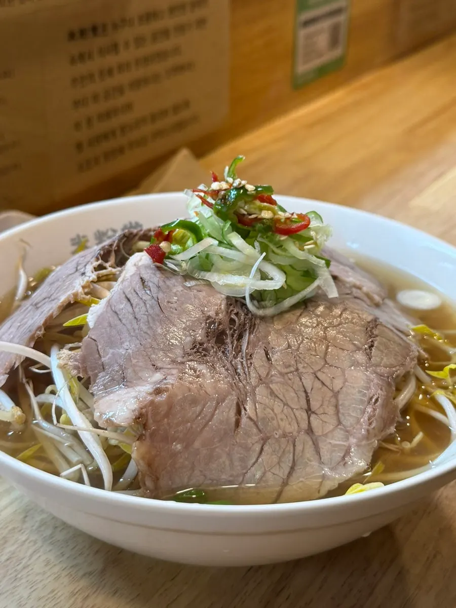 Pho de brisket point y brisket cargado de carne
