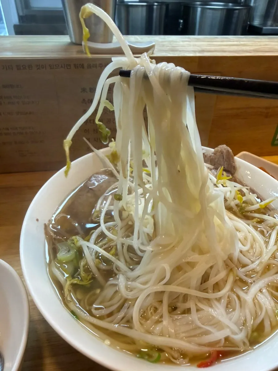 Un tazón de pho de brisket point y brisket con abundante cantidad