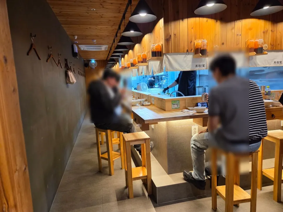 저녁 시간 손님이 찬 매장 풍경
