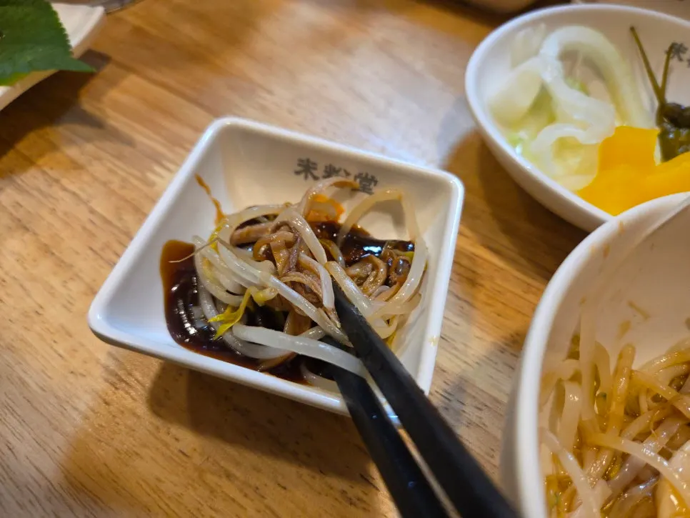 면과 숙주가 담긴 쌀국수