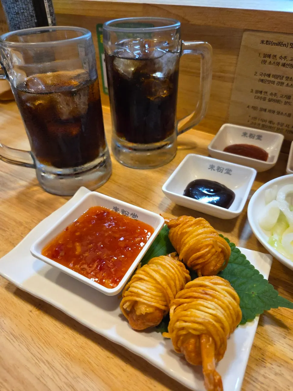 식사를 마친 테이블 세로 사진