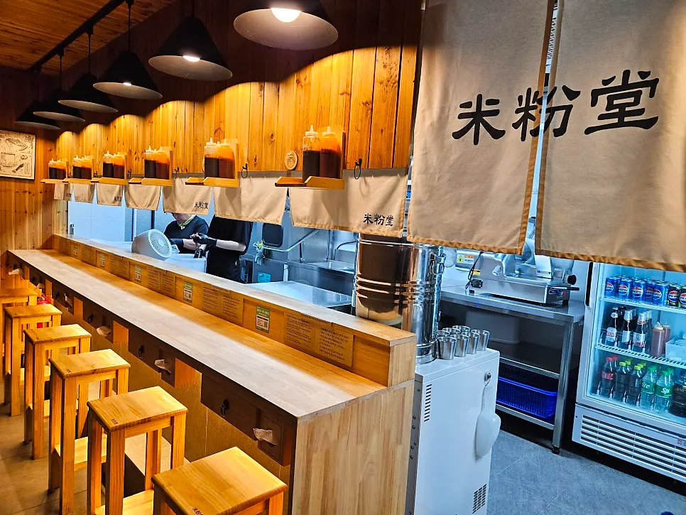 Long bar-style solo seating facing the kitchen