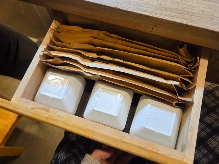 자리마다 정리된 식기류