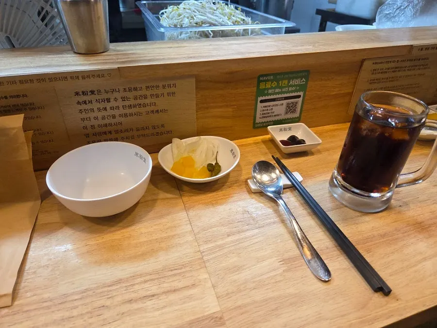 쌀국수집 좌석과 테이블 세팅