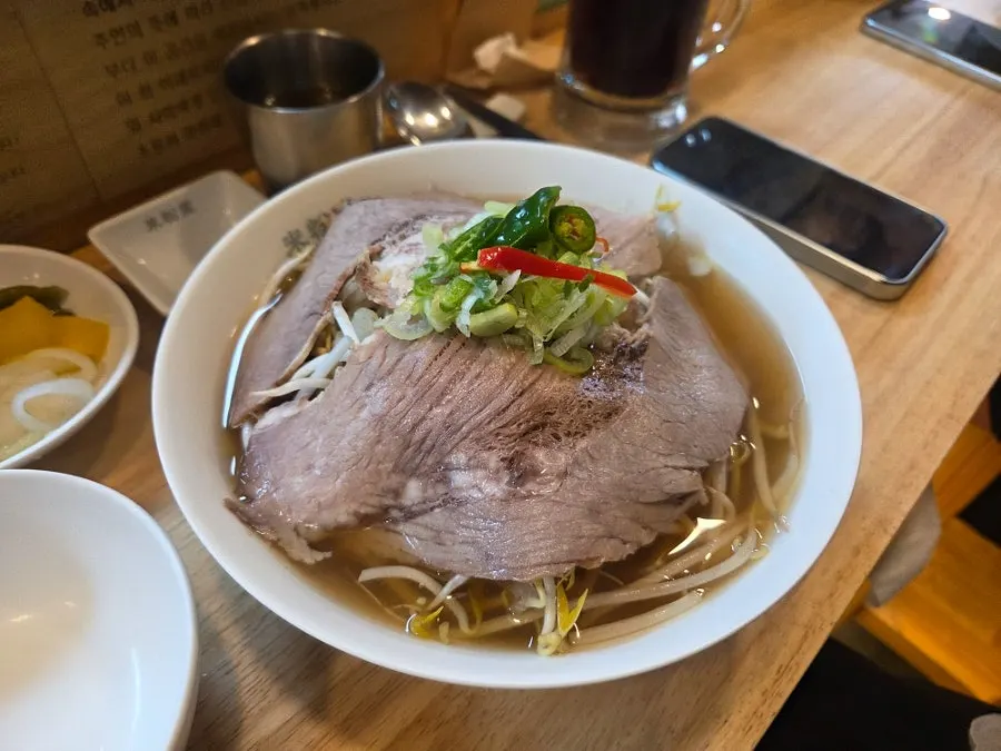 완성되어 나온 쌀국수 두 그릇