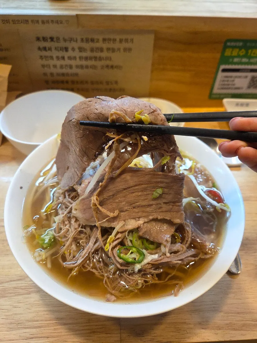 얇고 큼직한 차돌 고기 토핑