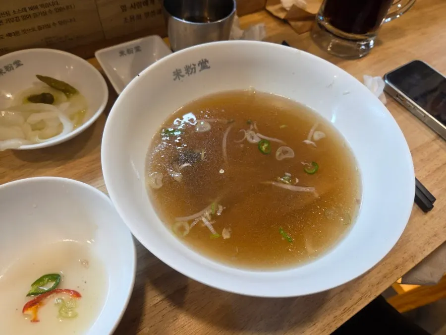 먹는 중인 쌀국수 그릇