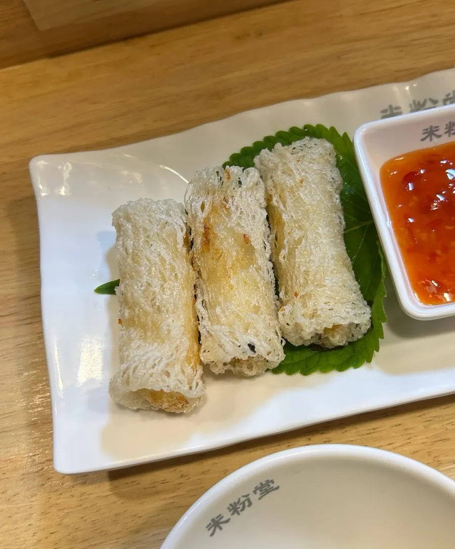 차돌양지힘줄쌀국수와 사이드 메뉴 한 상