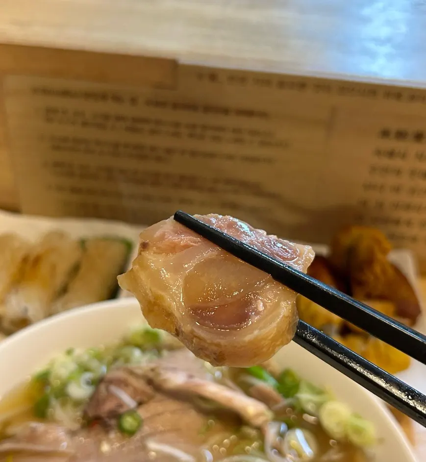 양념에 찍은 힘줄(스지) 고기