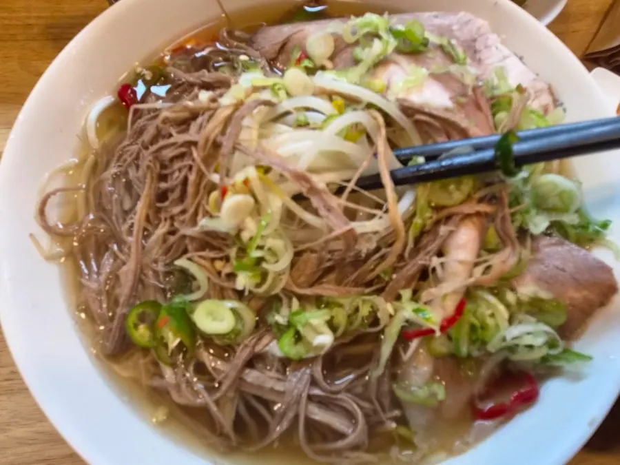 진한 쌀국수 국물 장면