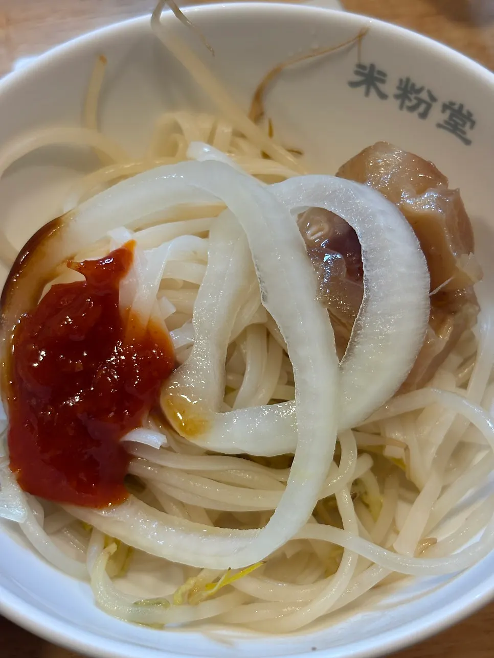 Noodles lifted up together with bean sprouts